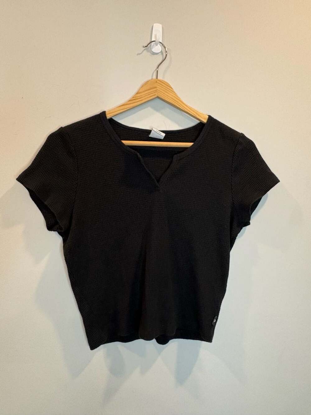 Tna Aritzia Black Waffle Knit Notch Neck Cropped Short Sleeve T-Shirt